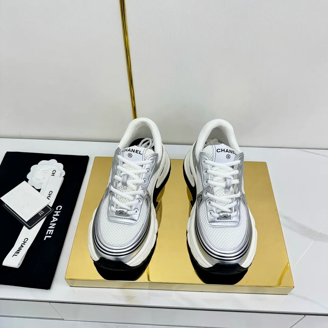 👟👟Ex-factory price 680👟👟 Upgraded version, upgraded version, upgraded version! No rebuttal accepted! ! ! ! Chanel Chanel panda shoes! 2025 counter's top casual sports shoes. This classic design; the upper is electro-embroidered with a variety of techniques; the outsole is fashionable and sporty; the unusual inclusion of a variety of color matching elements... The diversified mix and match is very good-looking and versatile, and can be used for leisure, fashion, sports, and outdoor... ꫛꫀꪝ Go➫ Materials: ❶Upper made of: original imported first-layer silk cowhide + original waterproof cloth + original first-layer cowhide ❷Inner lining: Original Yangli+Net ❸Outsole based on: Original TPU combination outsole Counter boutique packaging complete set for women 35–41 👉 👉 👉 👉
